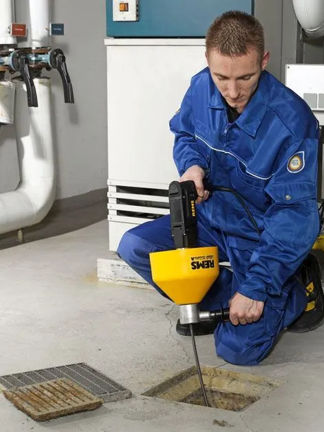 Técnico desatascando un desagüe