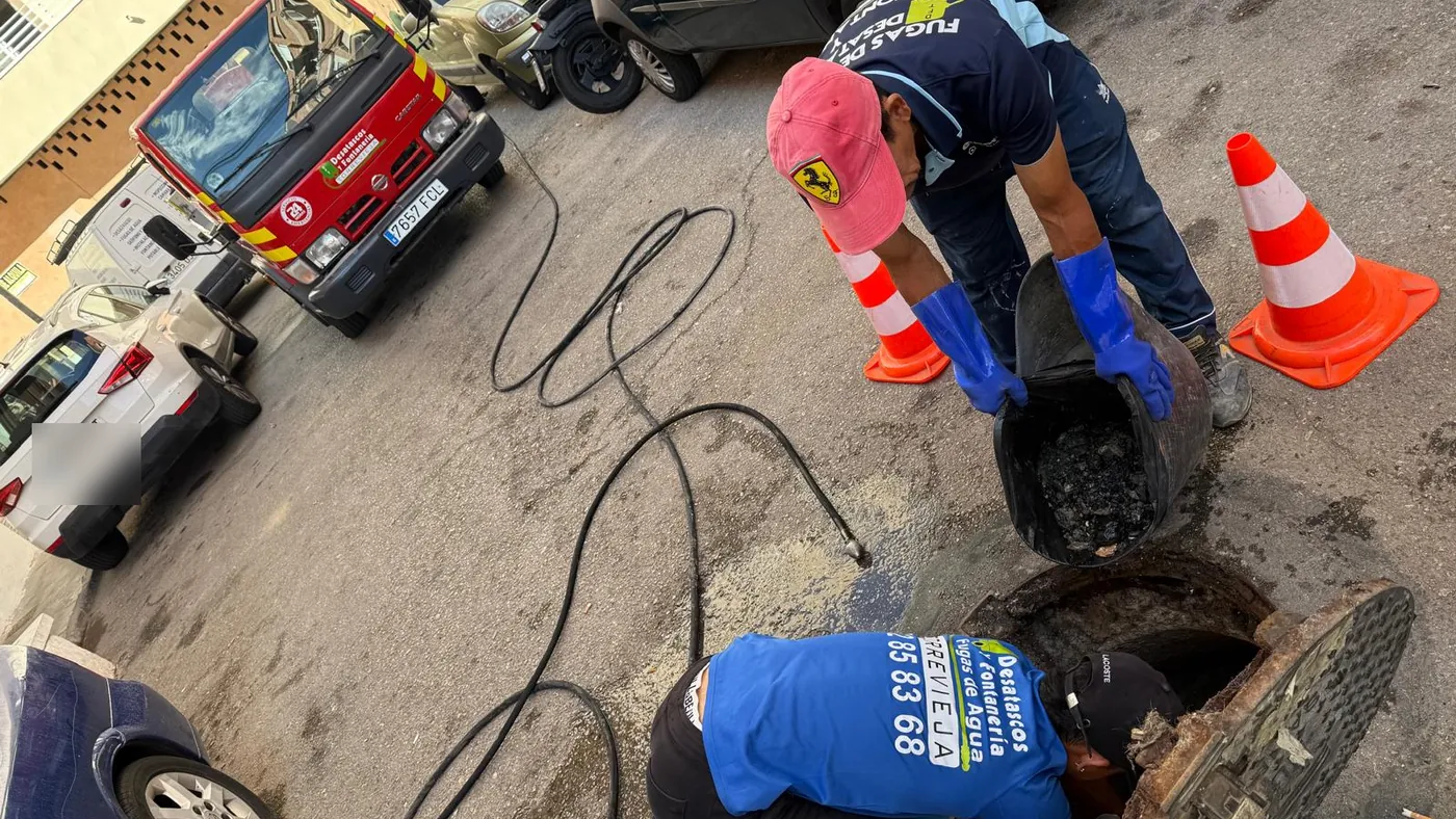 Técnicos de Desatascos y Fontanería Torrevieja limpiando una arqueta con manguera a presión