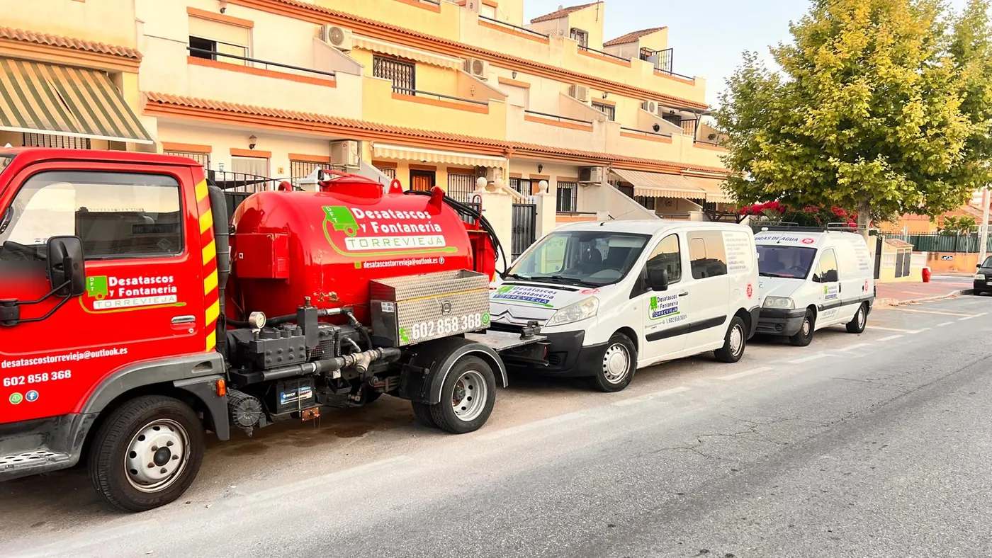 Camión cuba y furgonetas de Desatascos y Fontanería Torrevieja aparcados en una urbanización de Torrevieja