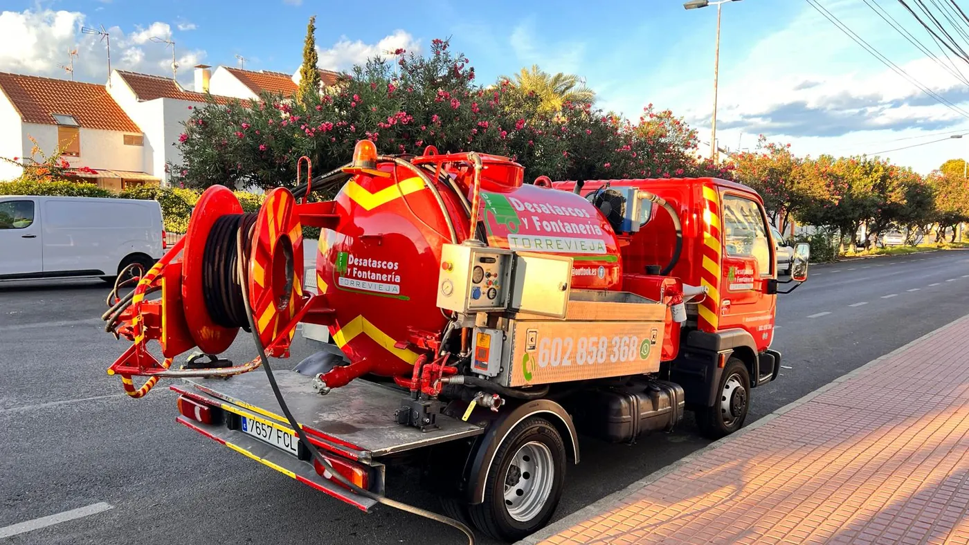 Camión cuba con carrete de manguera a presión para vaciado de fosas sépticas en Torrevieja